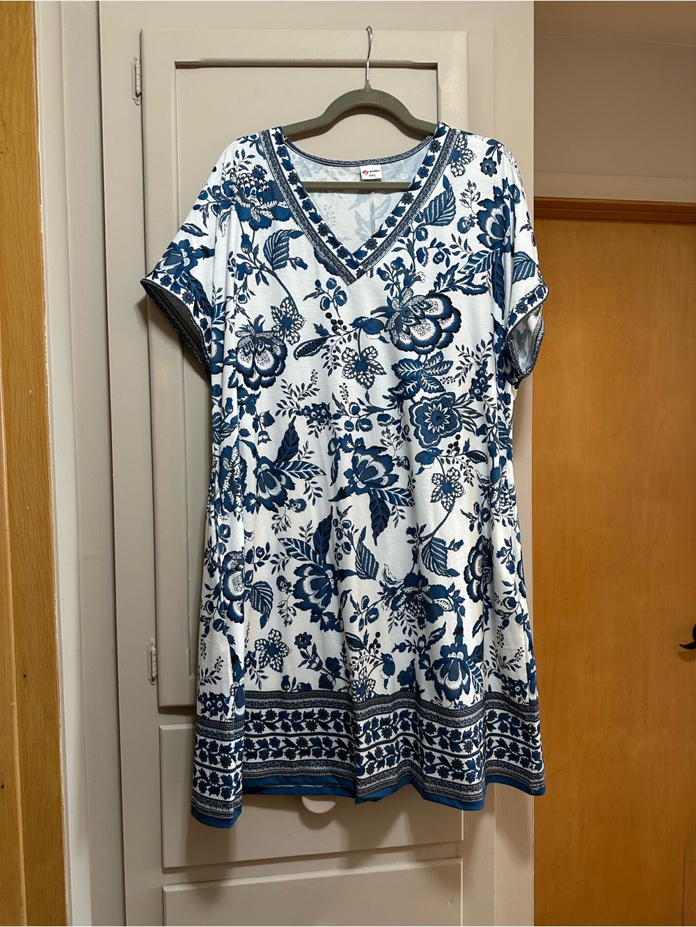 Amazon White Dress with Blue Floral Print V-Neck 2X